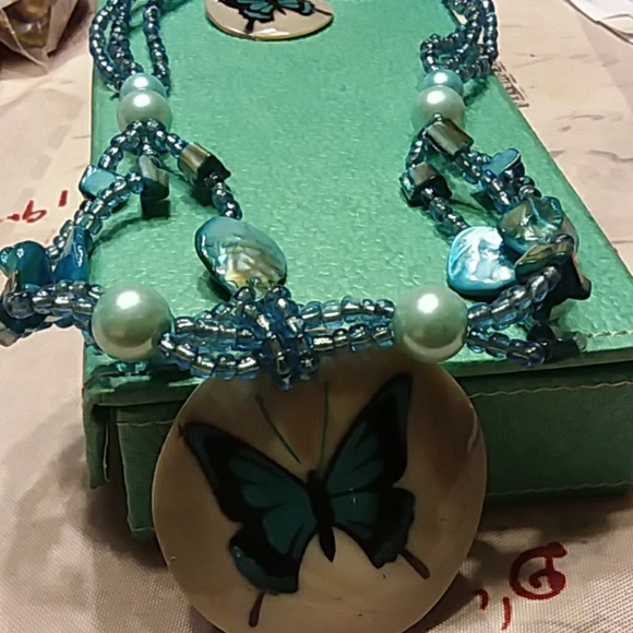 Beautiful butterfly necklace and earrings set - Picture 3 of 3